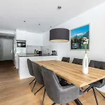 Bellevue Residences - Luxurious Lakeside דירה