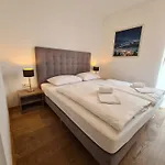 Bellevue Residences - Luxurious Lakeside Lägenhet *