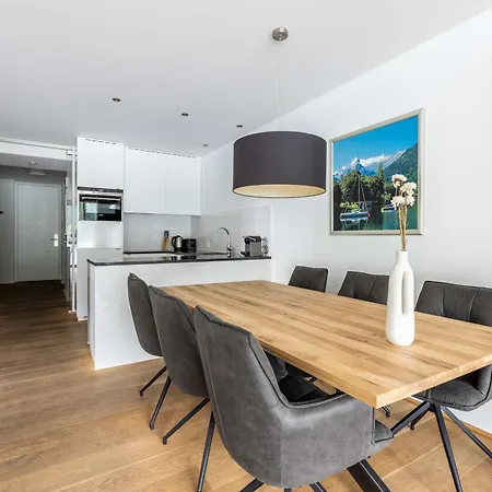 Bellevue Residences - Luxurious Lakeside Apartament