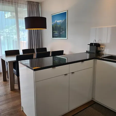 Bellevue Residences - Luxurious Lakeside Lejlighed *