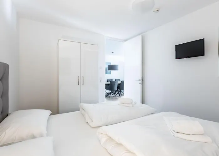 Bellevue Residences - Luxurious Lakeside Lejlighed