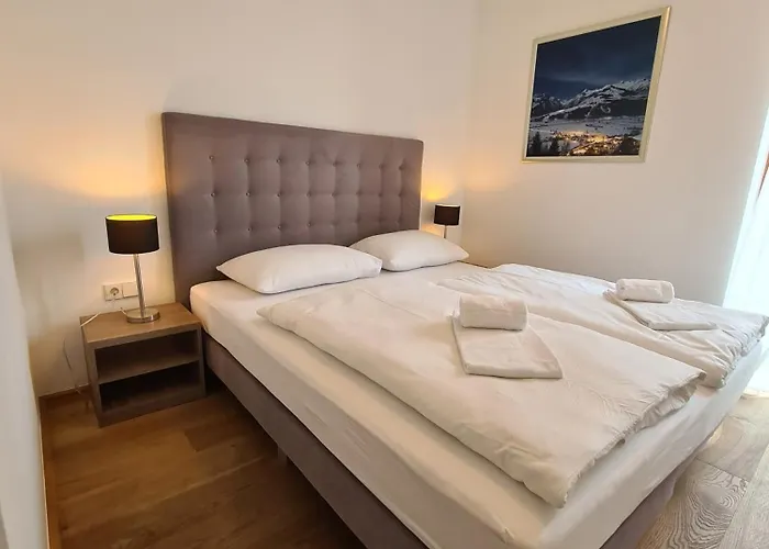 Bellevue Residences - Luxurious Lakeside Lejlighed *