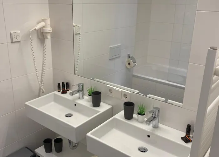 Bellevue Residences - Luxurious Lakeside Apartamento *