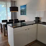 Bellevue Residences - Luxurious Lakeside דירה *