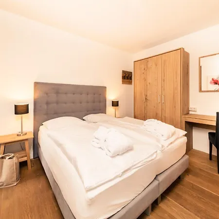 Bellevue Residences - Luxurious Lakeside Apartment *